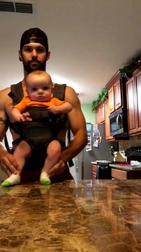 Ce papa fait danser son bébé et c'est trop mignon... Moment famille