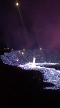 Du soufre en feu crée des flammes impressionnantes dans une usine de recyclage