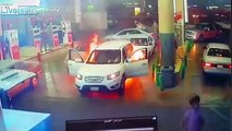 Une voiture prend feu dans une station-essence et c'est la panique avant l'explosion