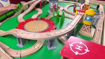 Y puente Dragón de la gota amigos jugar mesa el juguete tren de madera Thomas |
