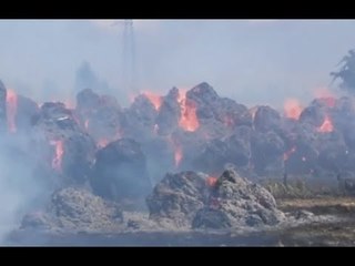 San Pietro a Vico (LU) - Incendio rotoballe all'esterno di una cartiera (11.07.17)