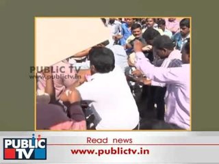Angry Mob Attack Bellary Congress Leader Pratap Reddy Followers