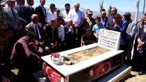 Erzurum Bakan Akdağ, 15 Temmuz Şehidinin Mezarı Başında Kuran Okudu