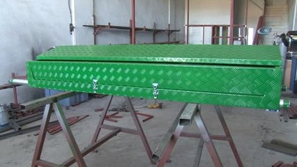 Sivas'ta Dünyanın En Hafif Tabutu Üretiliyor