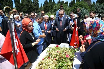 Erdoğan, 15 Temmuz Şehitlerinin Mezarı Başında Kur'an Okudu!