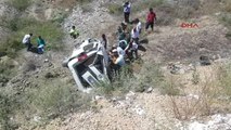 Sivas Hafif Ticari Araç Uçuruma Yuvarlandı: 1 Ölü, 4 Yaralı