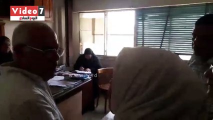 محافظ بورسعيد يفاجئ الموظفين بجولة ويطالبهم بسرعة إنجاز أعمال المواطنين