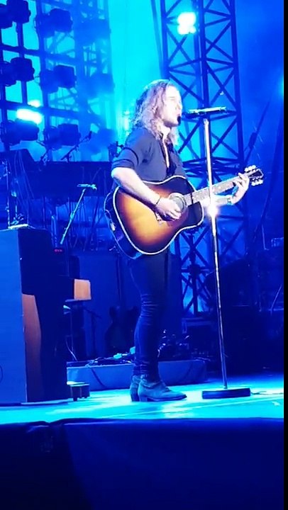Julien Doré chante "La corrida" dans les arènes de Nîmes