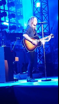 Julien Doré chante La corrida dans les arènes de Nîmes