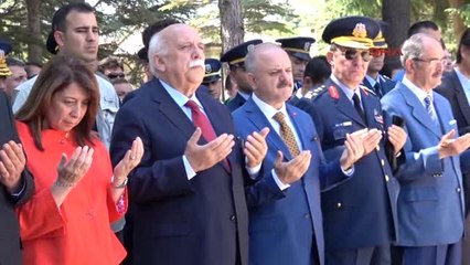 Eskişehir Bakan Avcı, Eskişehir'de Şehitliği Ziyaret Etti