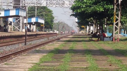 Speeding WAP-4 Haldia - Chennai Central Sangrami Superfast thrashes Shyamchak !!