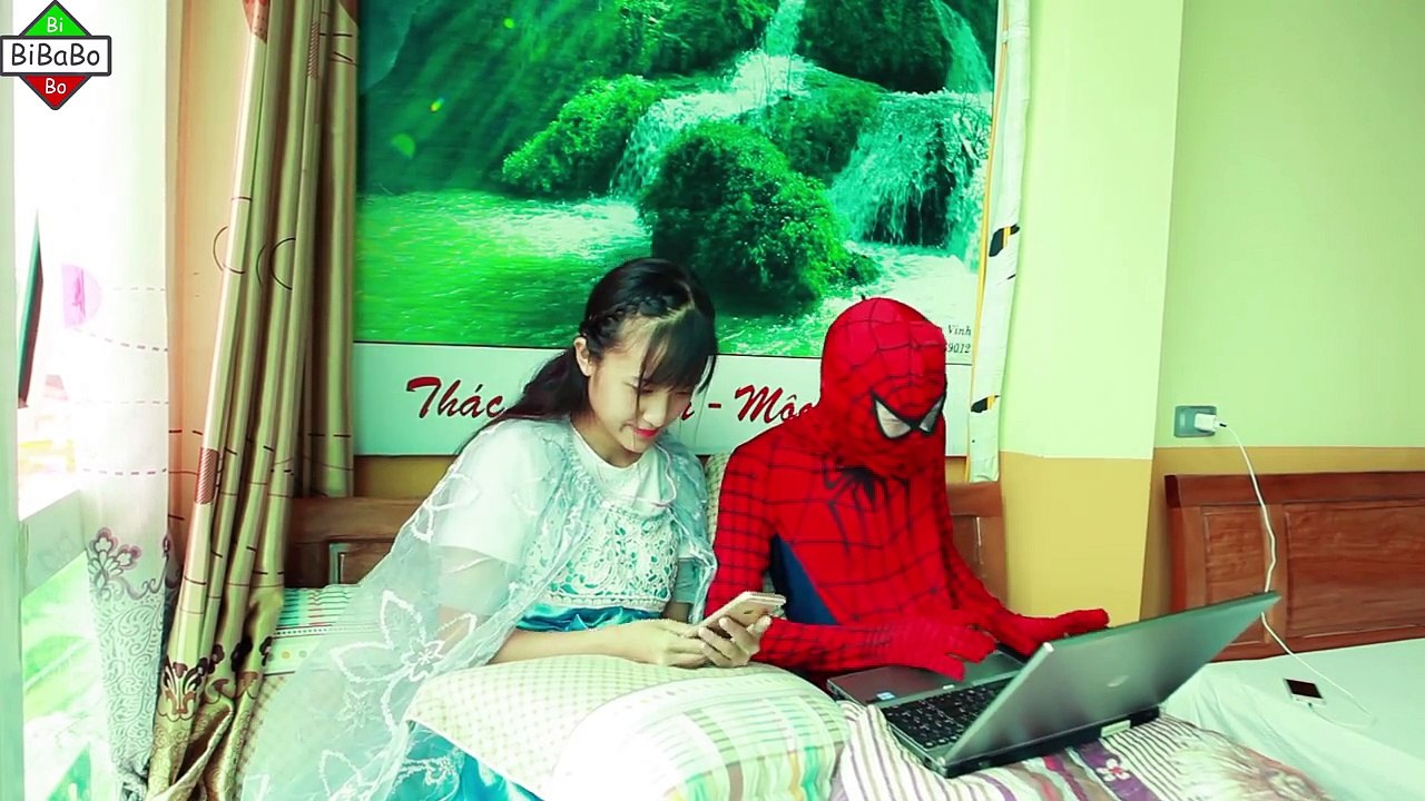 Médico congelado divertido casco en en bromista rosado embarazada Chica araña hombre araña superhéroe en Elsa real