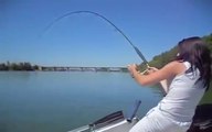 Genç Kızdan Müthiş Performans Dev Gibi Balığı Yakaladı