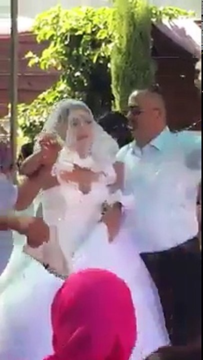 شاهد ماذا فعلت هذه العروس يوم زفافها - مش عارف اذا زواج او عزاء