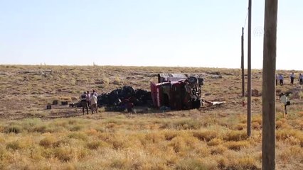 Meyve Kasası Yüklü Tır Devrildi: 1 Ölü