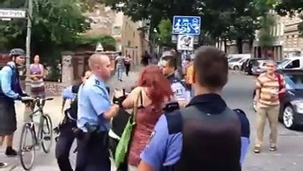 شاهد ماذا فعلت الشرطة الالمانية مع شخص رفض اعطاء هويته