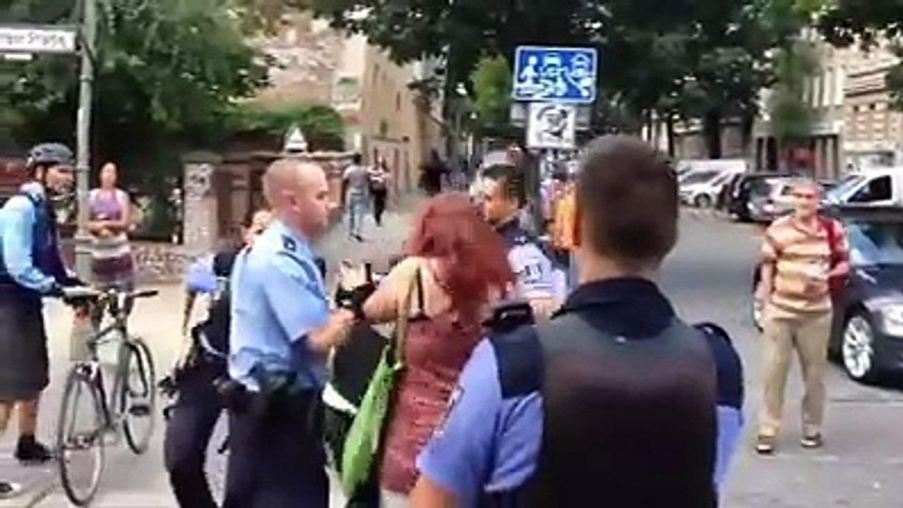 شاهد ماذا فعلت الشرطة الالمانية مع شخص رفض اعطاء هويته