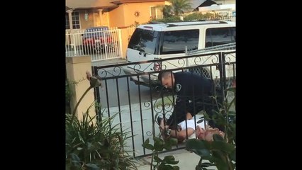 Deux policiers mettent des coups et tasent un homme déjà maîtrisé.