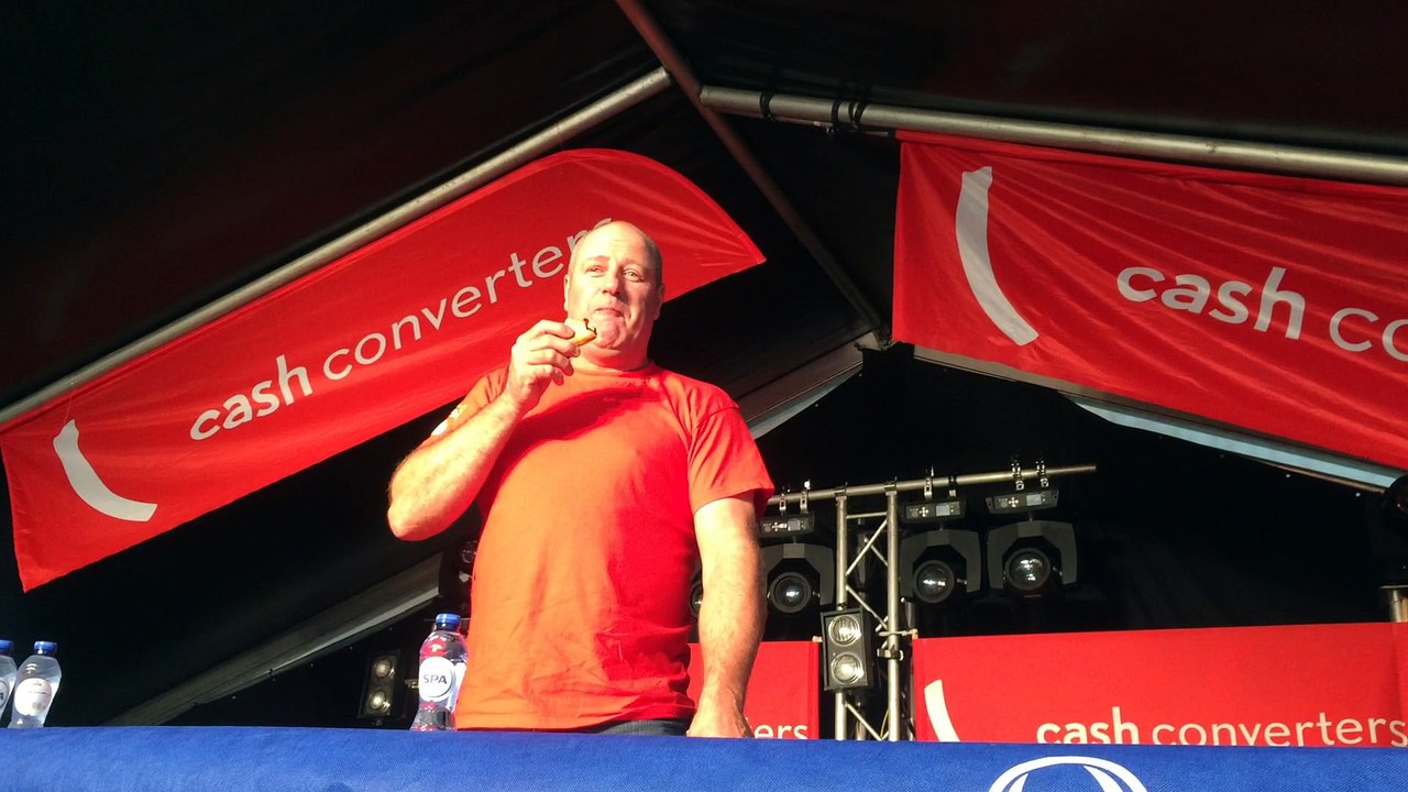 Jean-Lou Defawes, dit Jean-Lou « débouche tout », a encore une fois triomphé au concours du plus gros mangeur de tartes