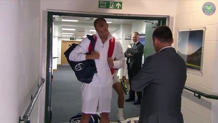 Rafael Nadal brise le plafond par un coup de tête !!