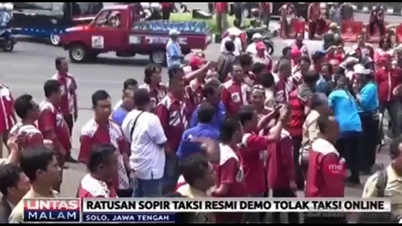 Ratusan Pengemudi Taksi Demo Tolak Taksi Online di Halaman Balaikota Solo