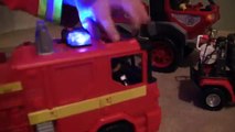 Et feu sapeur pompier dans paramédical porter secours jouets Police ion