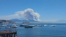 Il Vesuvio avvolto dalle fiamme