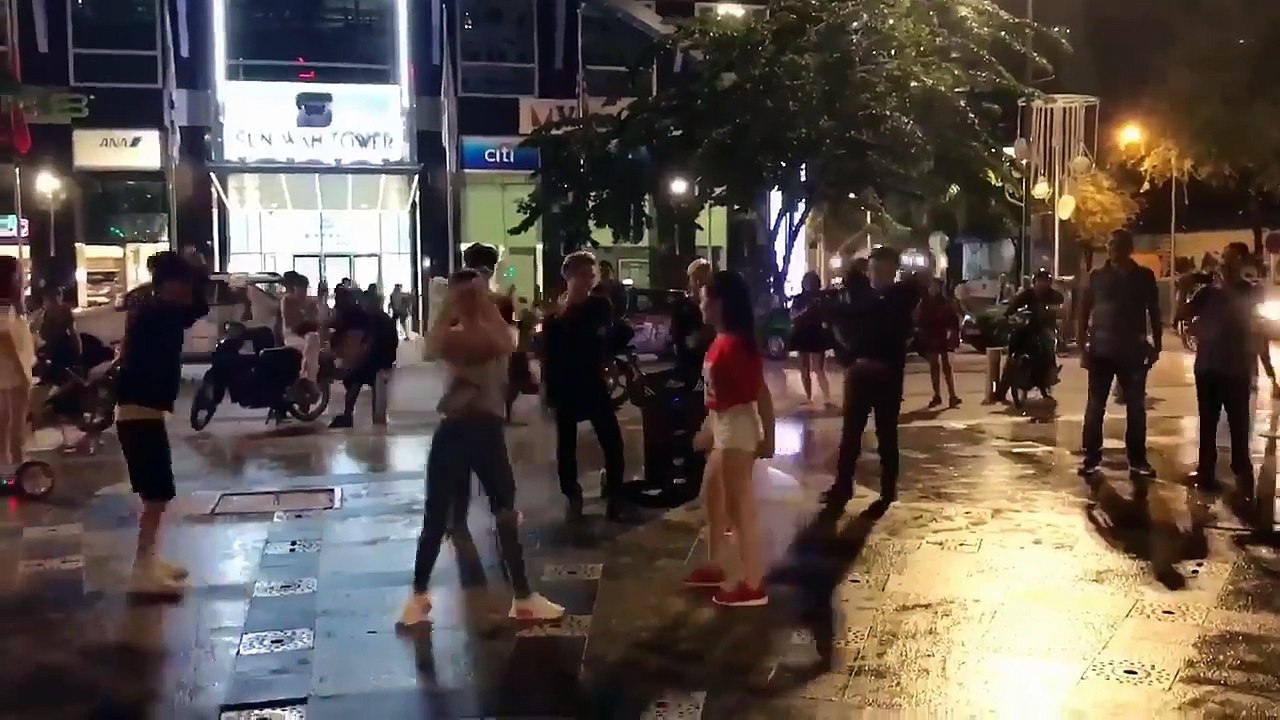 Dance cover "Quăng tao cái boong", "Shape of you" cực chất trên phố đi bộ Nguyễn Huệ