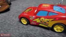 Coches relámpago y McQueen historieta sobre los coches de juguete makvin metros carretillas