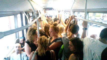 ada colau, bcn, bus, tmb, barcelona, v17