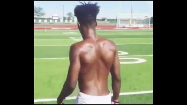 Ce joueur de Foot US va vous en mettre plein la vue... Quel talent