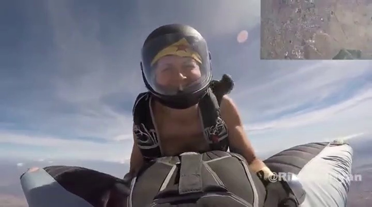 Déguisée en 'Wonder Woman' elle saute avec un parachute-wingsuit