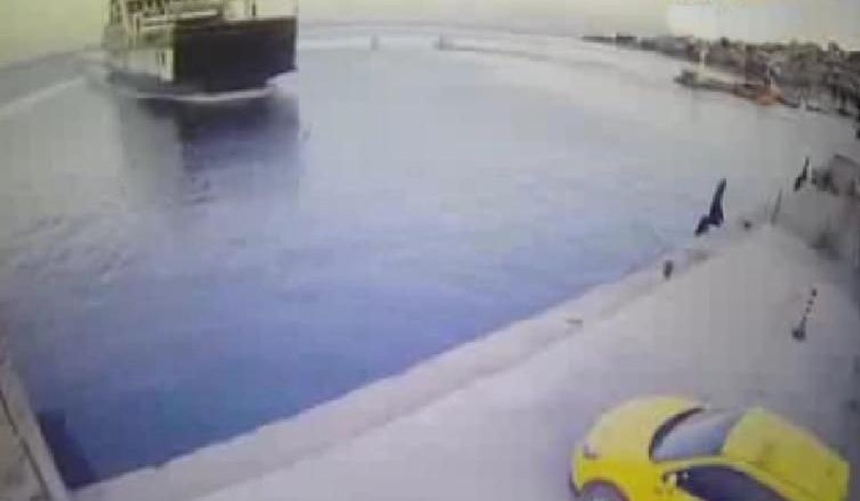 Balıkesir'de araba vapurunun iskeleye çarpma anı kamerada