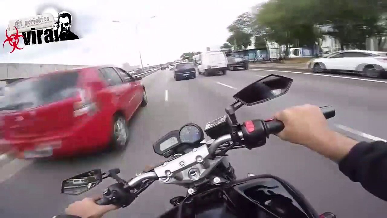 Un motard slalome sur une autoroute brésilienne à toute vitesse