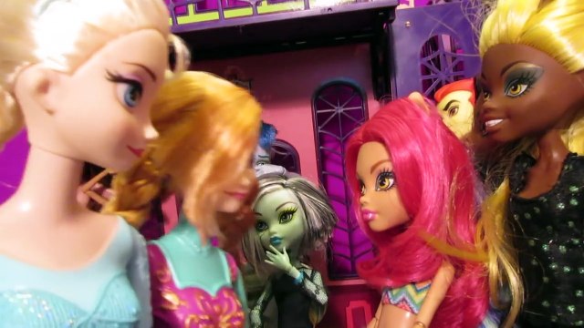 Frozens Elsa and Anna Get Beat TF Up At Monster High (rated pg13) Joker Girl VS Frozen El