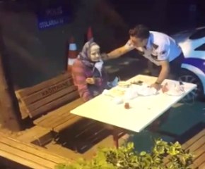 Türk Polisinden Evlat Şefkati