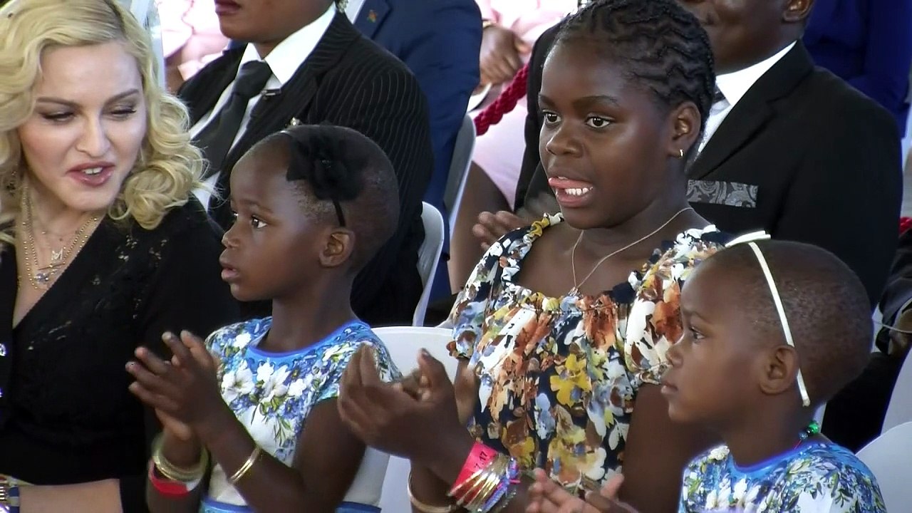 Madonna eröffnet kinderklinik in malawi