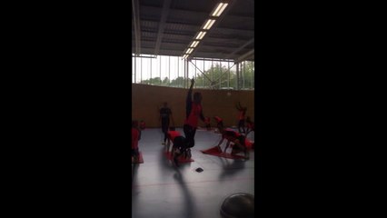 "Si tu la met, on fait pas gainage" Le panier salvateur de Vercoutre à l'entrainement !