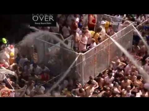 Puluhan Ribu Orang Antusias Ikuti Perang Tomat - NET12