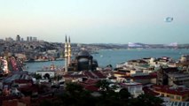 İstanbul'da Dolunaylı ve Havai Fişekli Görsel Şölen
