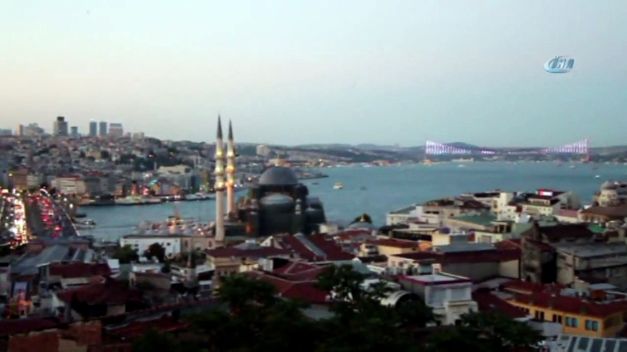 İstanbul'da Dolunaylı ve Havai Fişekli Görsel Şölen