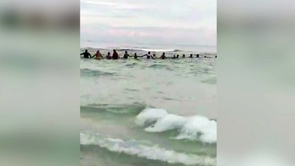 Salvados de morir ahogados por una cadena humana