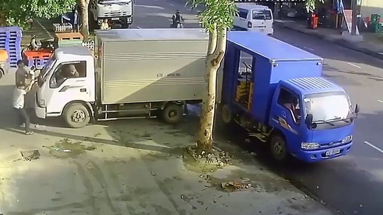 Lùi xe ẩu, tài xế suýt giết chết 1 người
