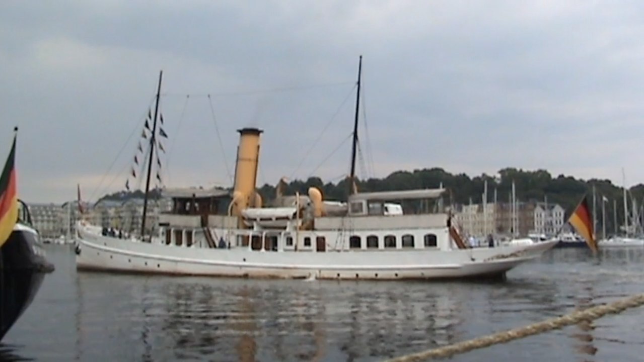 Hafenszenen mit Dampfschiffen vom Beginn des Flensburger Dampfrundums  Freitag  07.07.17