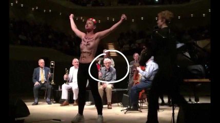 Les Femen interrompent un concert de Woody Allen, accusé par sa fille d'agression sexuelle