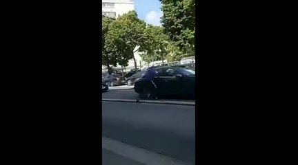 Un vol à l'arraché de sacs à main en direct.