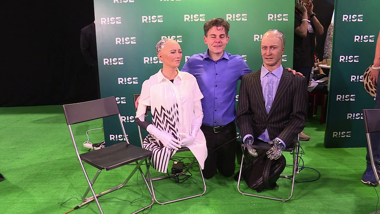 Roboter diskutieren die Zukunft des Menschen