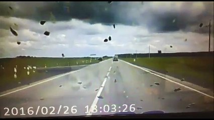 Il fait plusieurs tonneaux en voulant dépasser