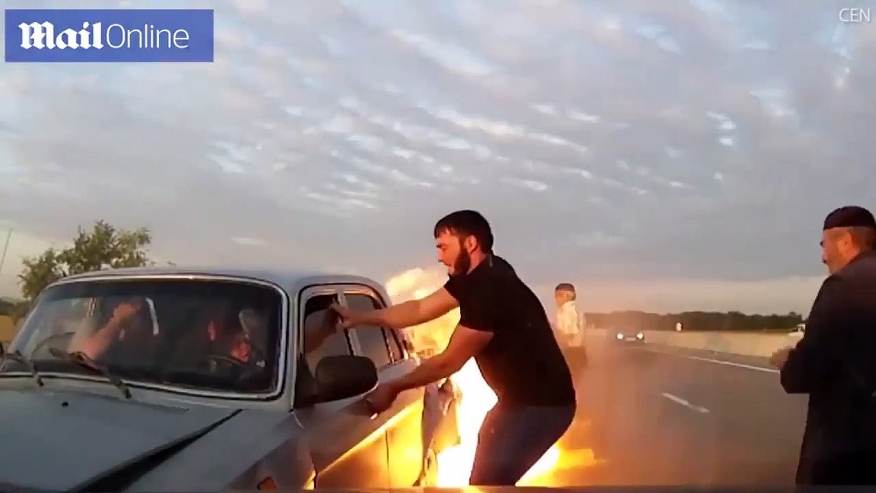 Victimes d'un accident ils sont extirpés de leur voiture en feu par des passants héroïques