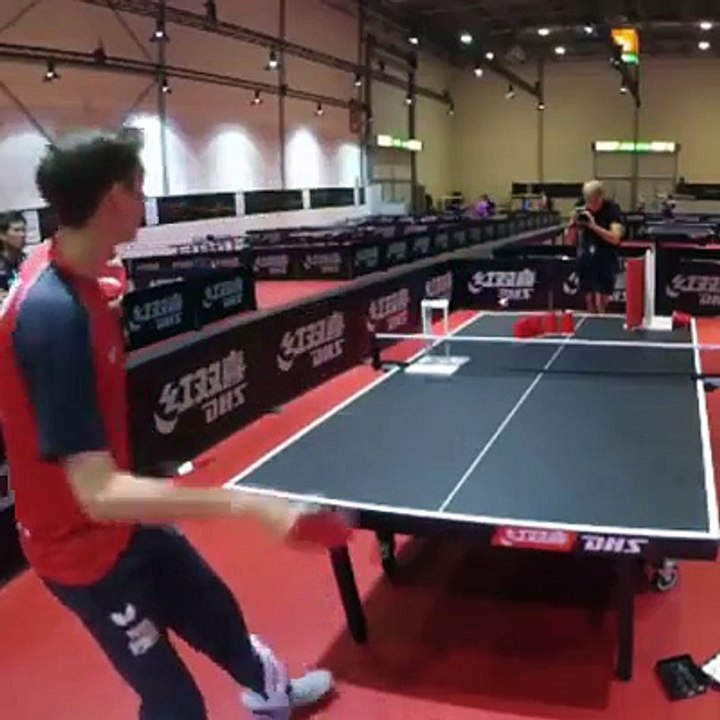 Ces surdoués du Ping pong s'amusent avec des petites portes... Tricks de malade